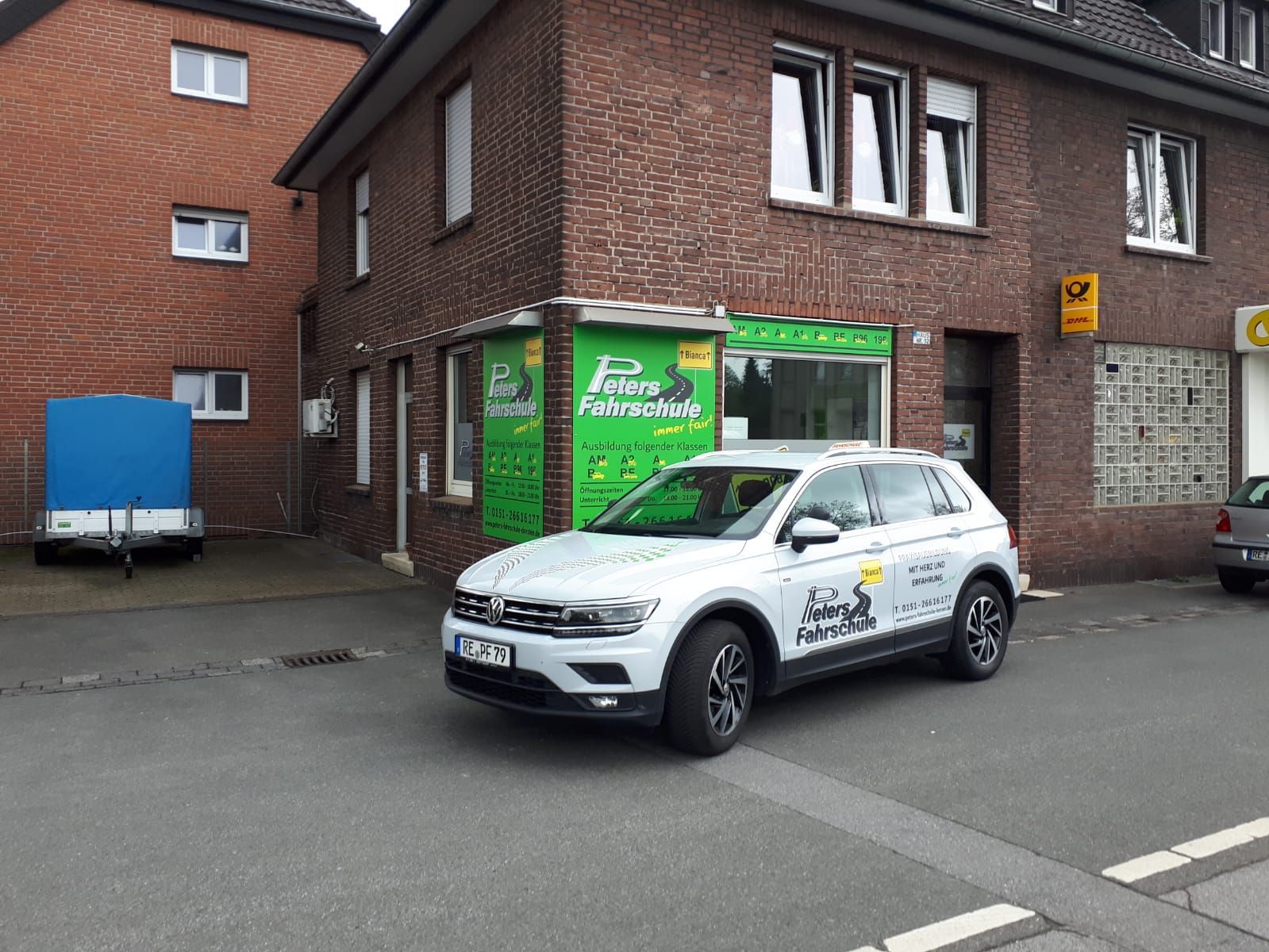 Mofa vor Peter's Fahrschule, Inhaberin Bianca Josephs