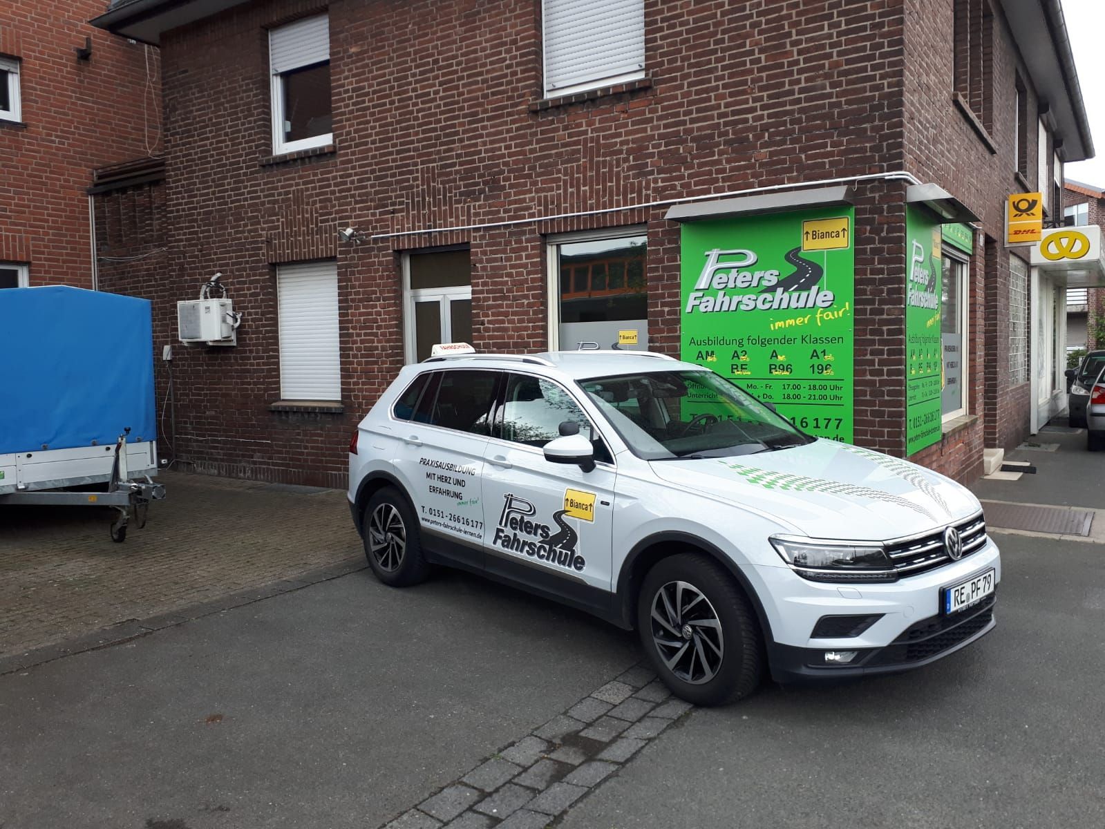 Mofa vor Peter's Fahrschule, Inhaberin Bianca Josephs