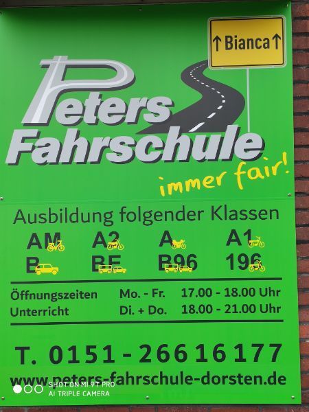 Mofa vor Peter's Fahrschule, Inhaberin Bianca Josephs