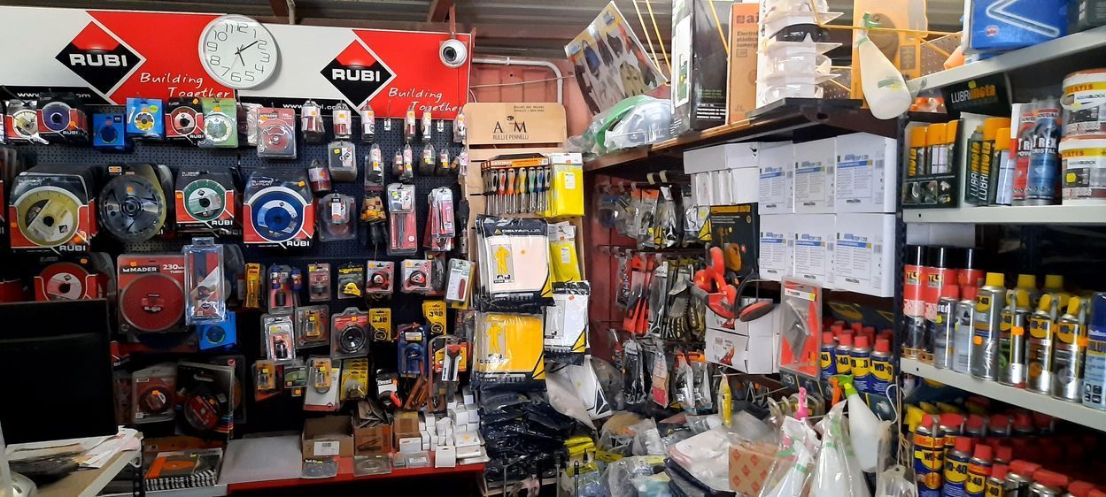 Pasillo de la tienda de repuestos y accesorios para automóviles con estantes llenos de herramientas, aceites y accesorios para coches.