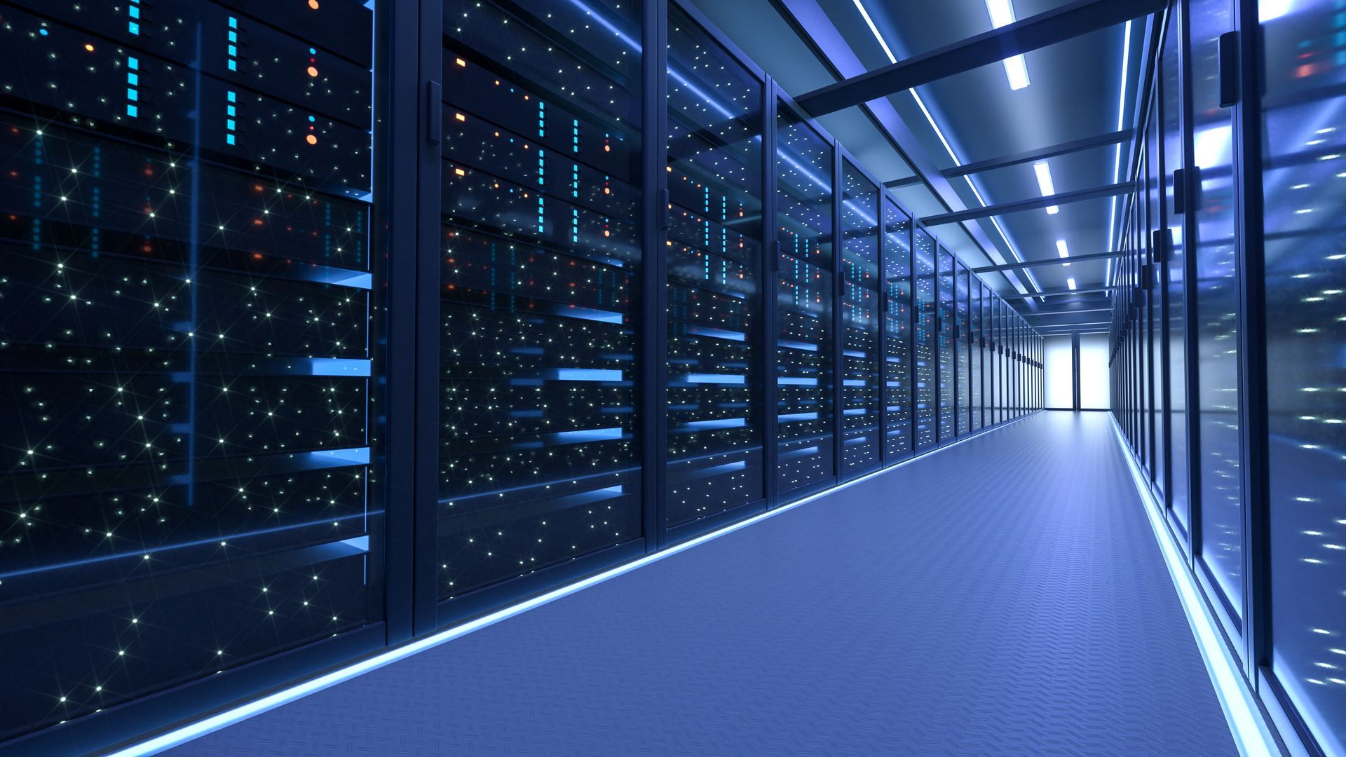Ein Serverraum voller Server und Lichter.