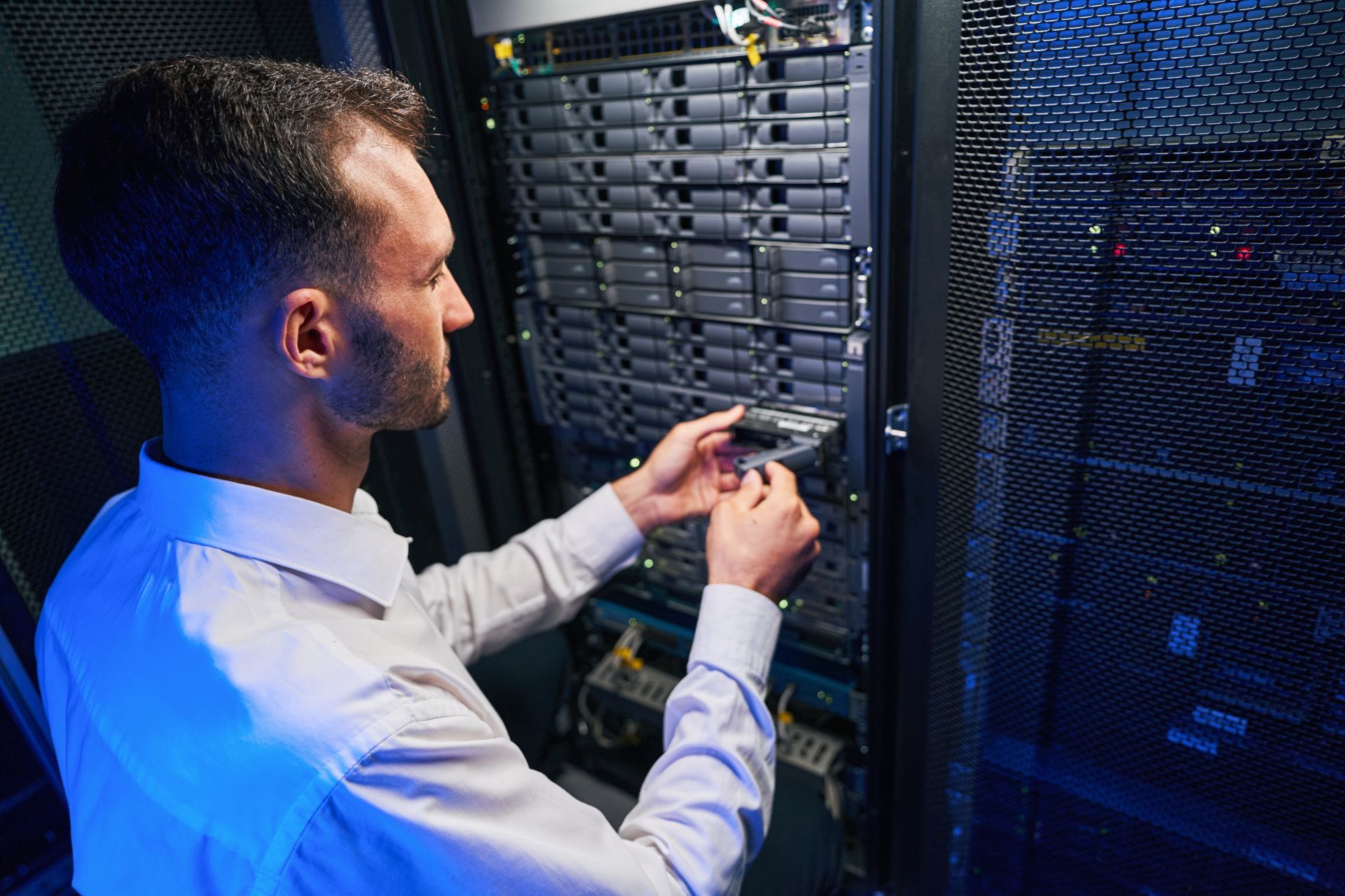 Ein Mann arbeitet an einem Server in einem Rechenzentrum.