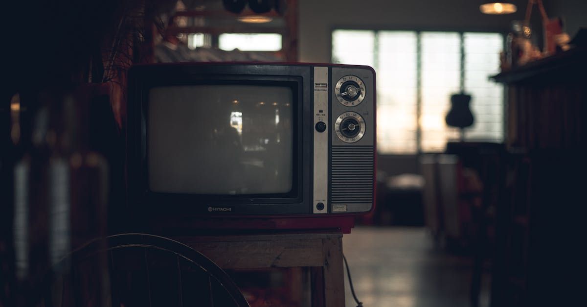 Ein alter Fernseher steht auf einem Holztisch in einem dunklen Raum