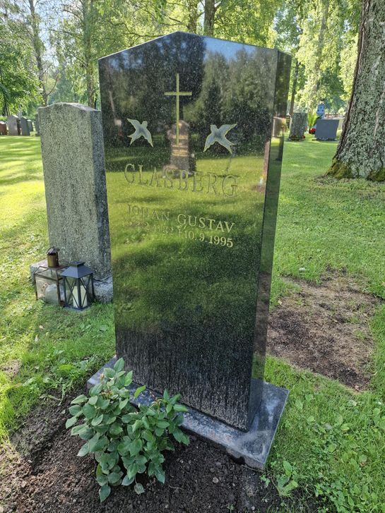 Hautakivi ennen entisöintiä