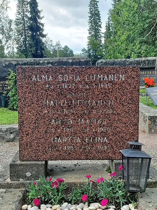 Hautakivi ennen entisöintiä