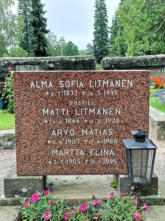 Hautakivi entisöinnin jälkeen