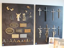 Kynttilöitä ja kukkia hautausmaalla