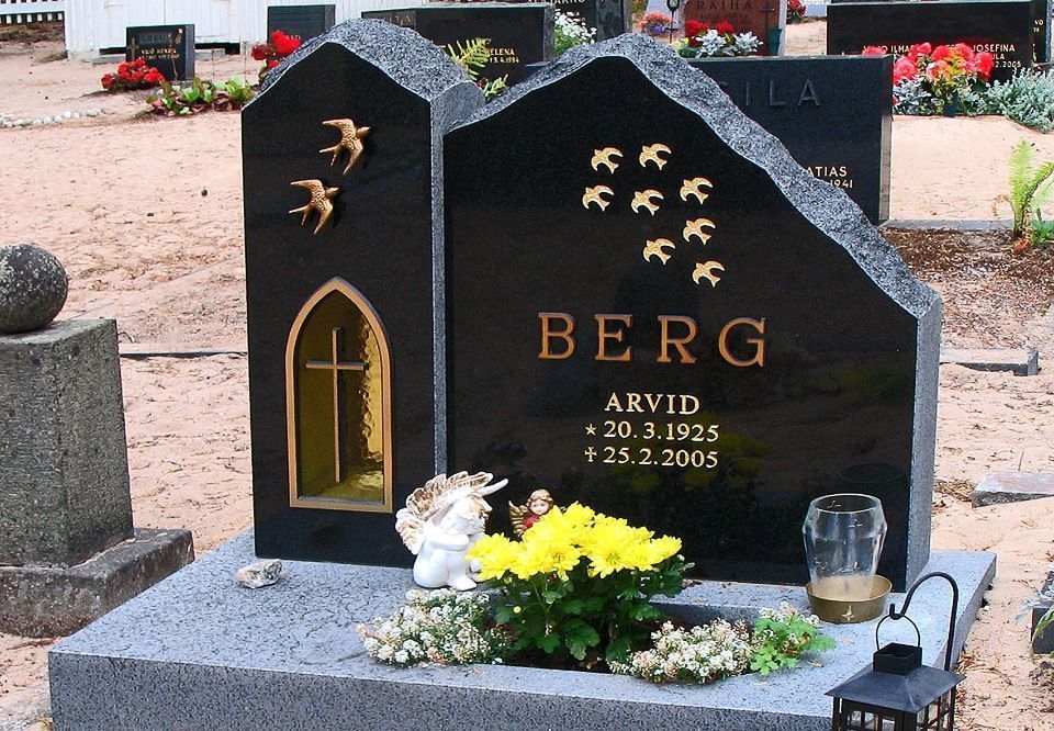 Hautakivi koristeikkunalla