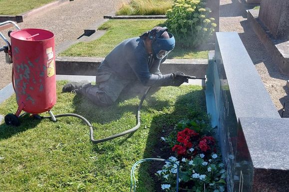 Hautakiven ylläpitoa