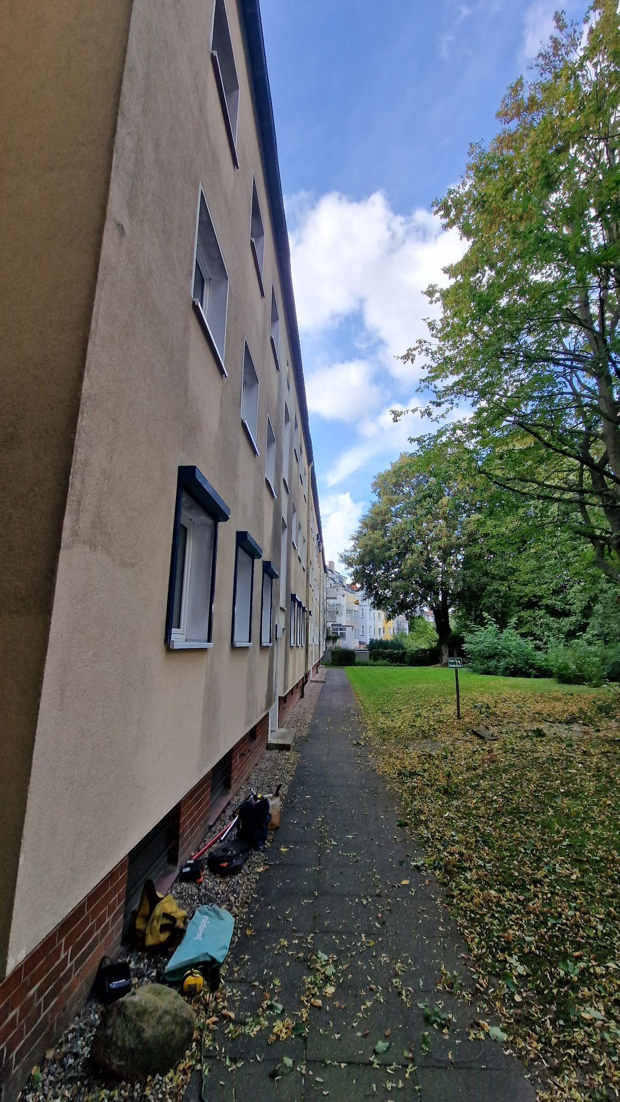 Ein Gehweg, der zu einem Gebäude mit vielen Fenstern führt.