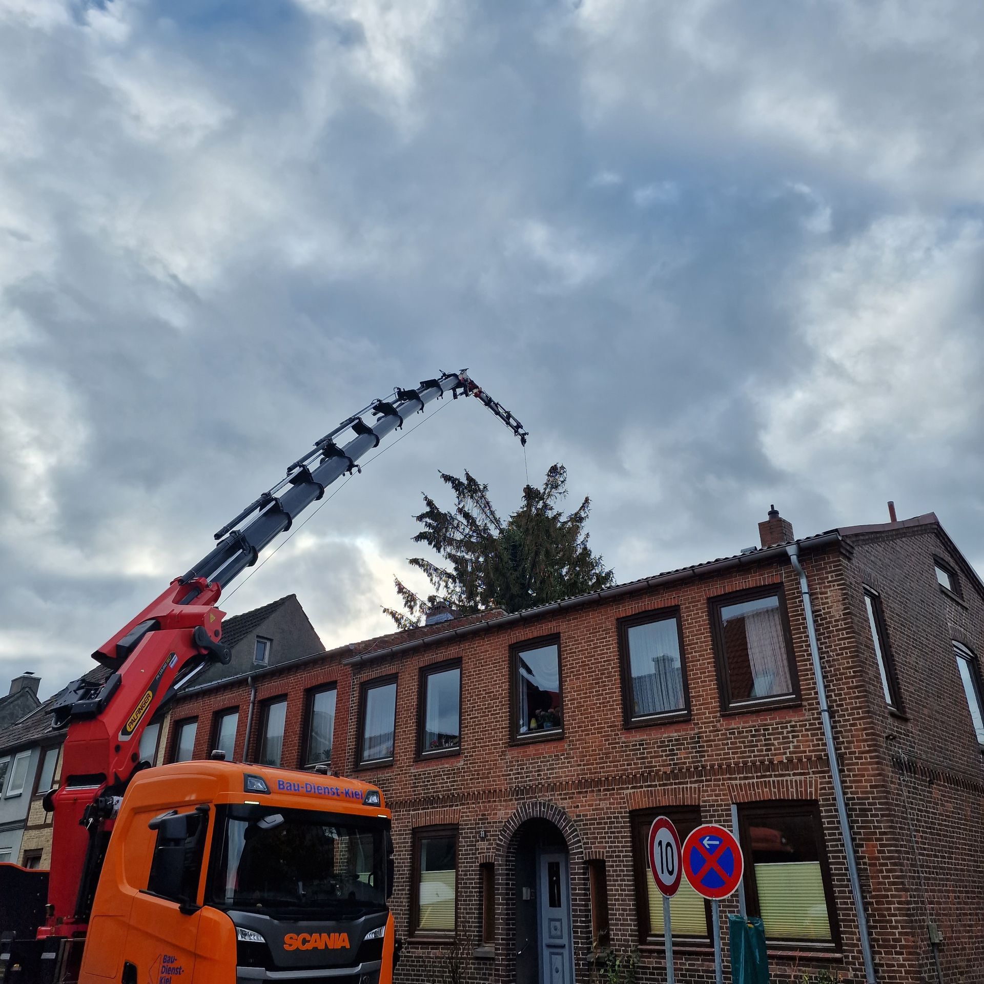 Ein Scania-LKW steht vor einem Backsteingebäude