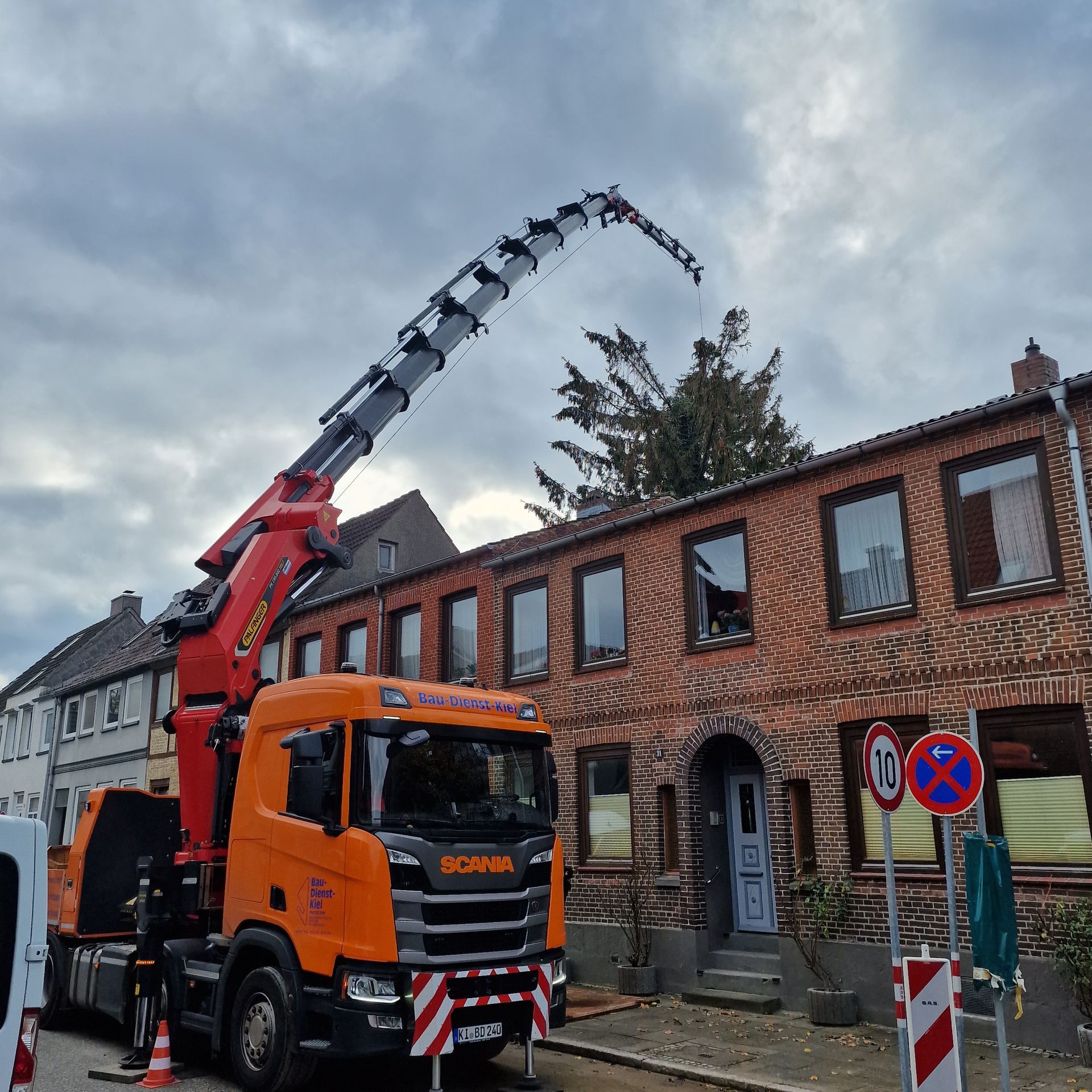 Ein Scania-LKW steht vor einem Backsteingebäude