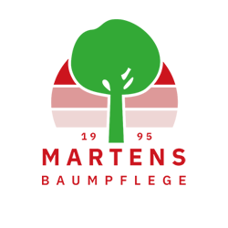 Ein Logo für Martens Baumpflege mit einem grünen Baum