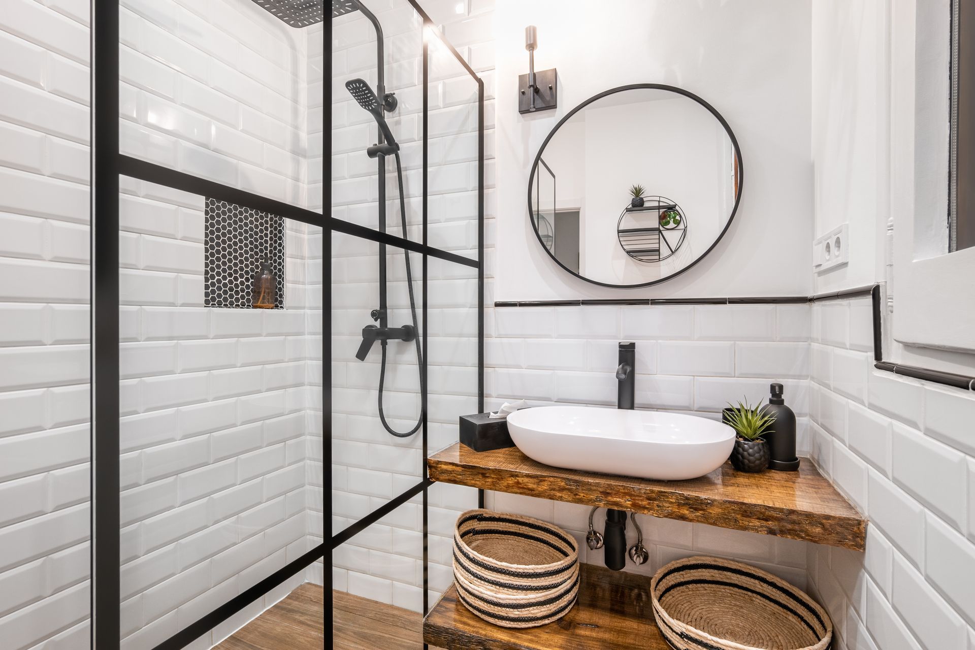 Douche avec paroi imitation verrière noire et meuble sous vasque en bois