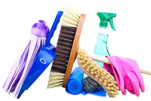 Fournitures de nettoyage : serpillière, balai, vaporisateur, gants, brosse à récurer, sacs poubelles et éponge.