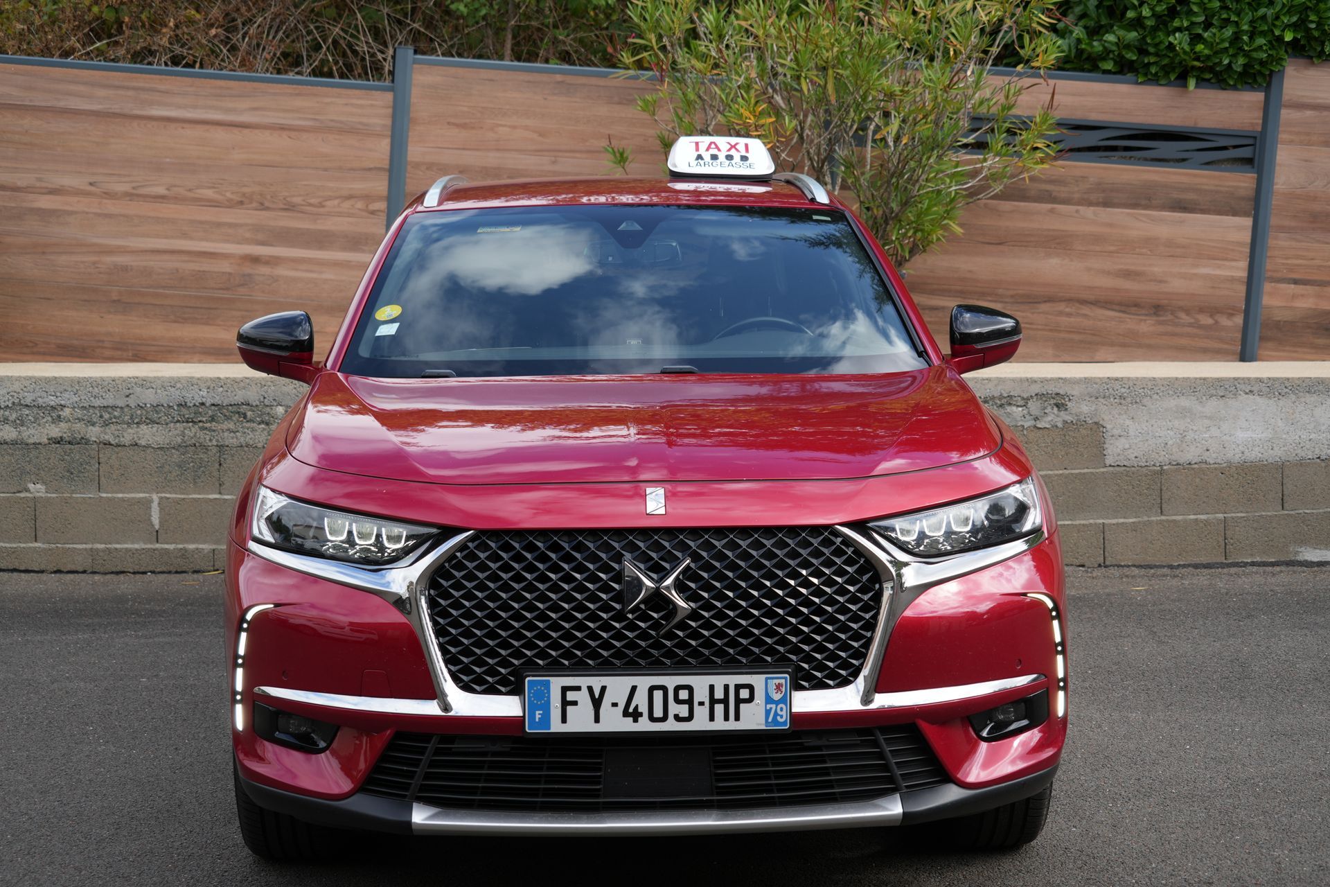Voiture taxi rouge vue de face dans une rue