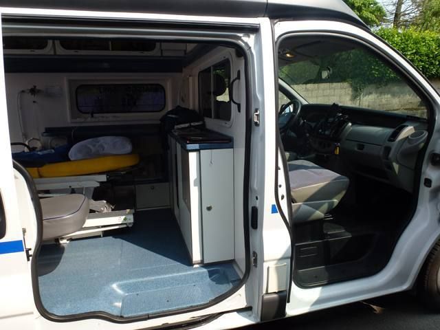 Ambulance ouverte avec un équipement médical à l'intérieur.
