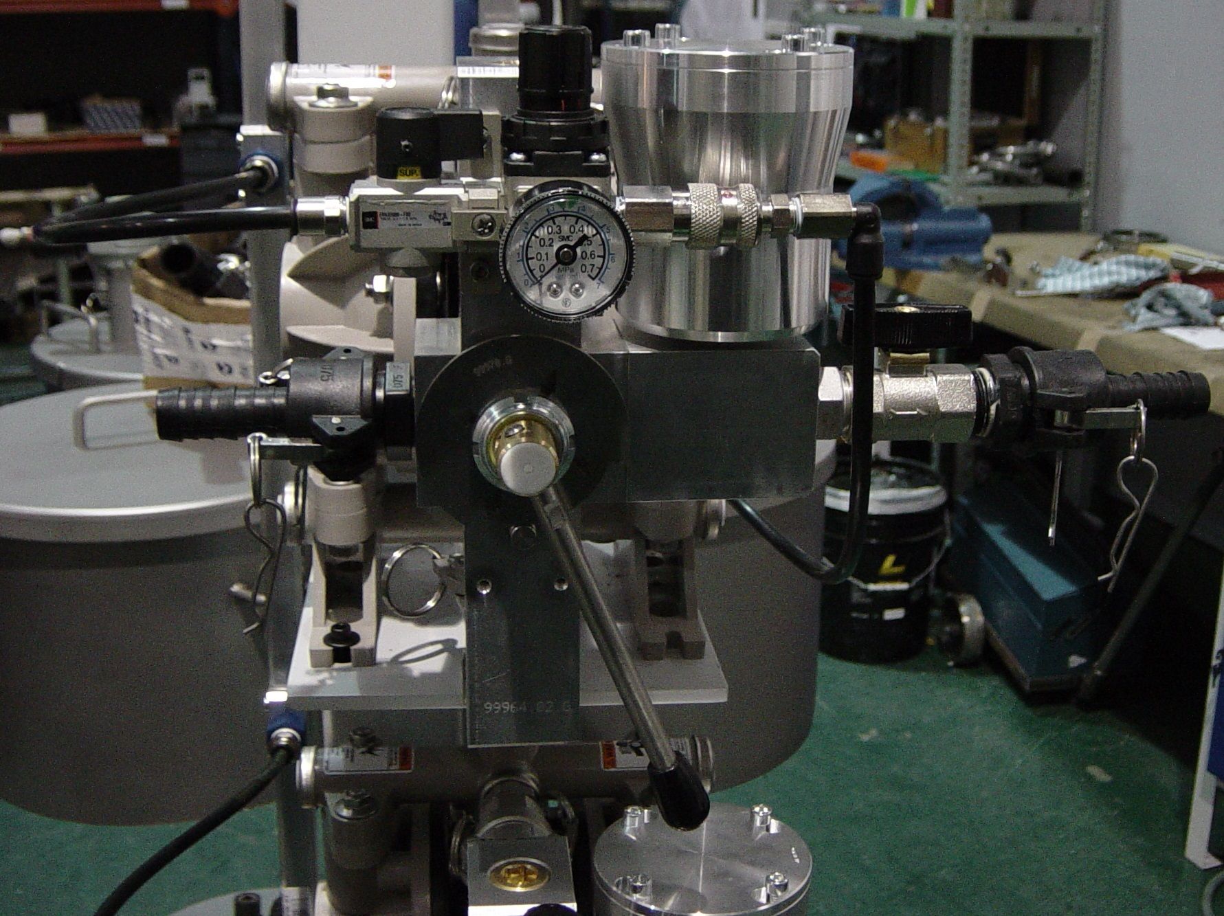 Una máquina con un manómetro encima.