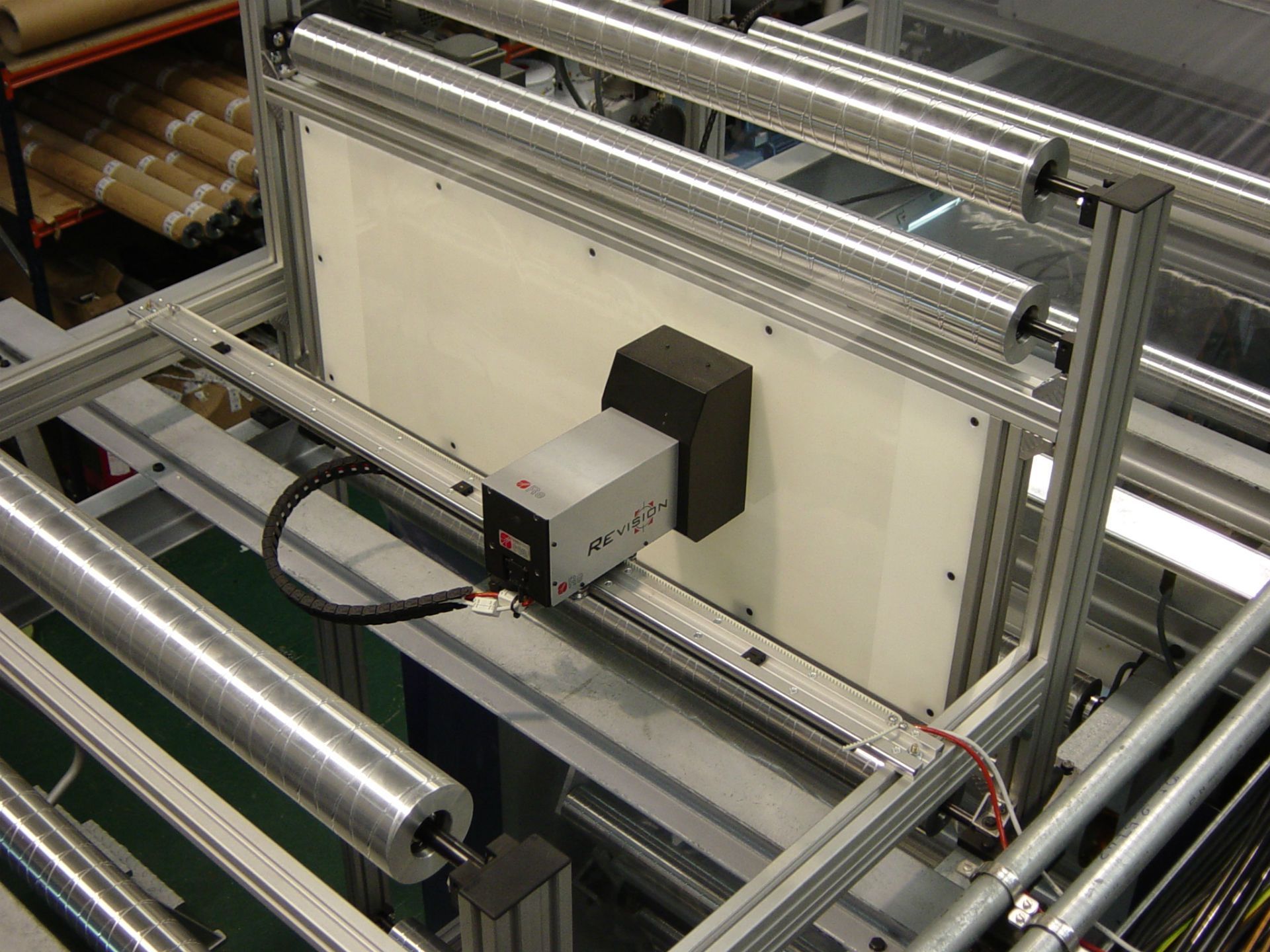 Una máquina está sentada encima de una mesa en una fábrica.