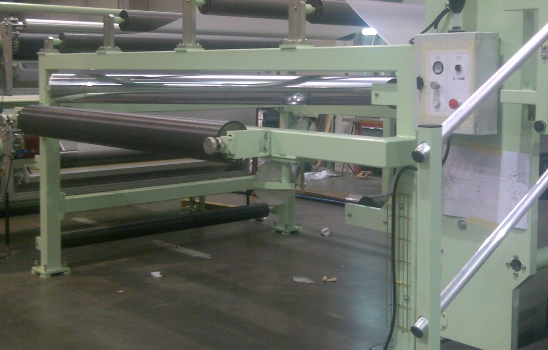 Una máquina está en una habitación con muchos rollos de papel sobre ella.