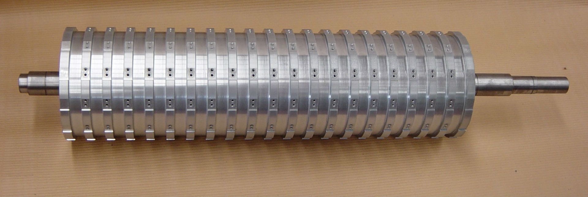 Un primer plano de un objeto de metal sobre una mesa.