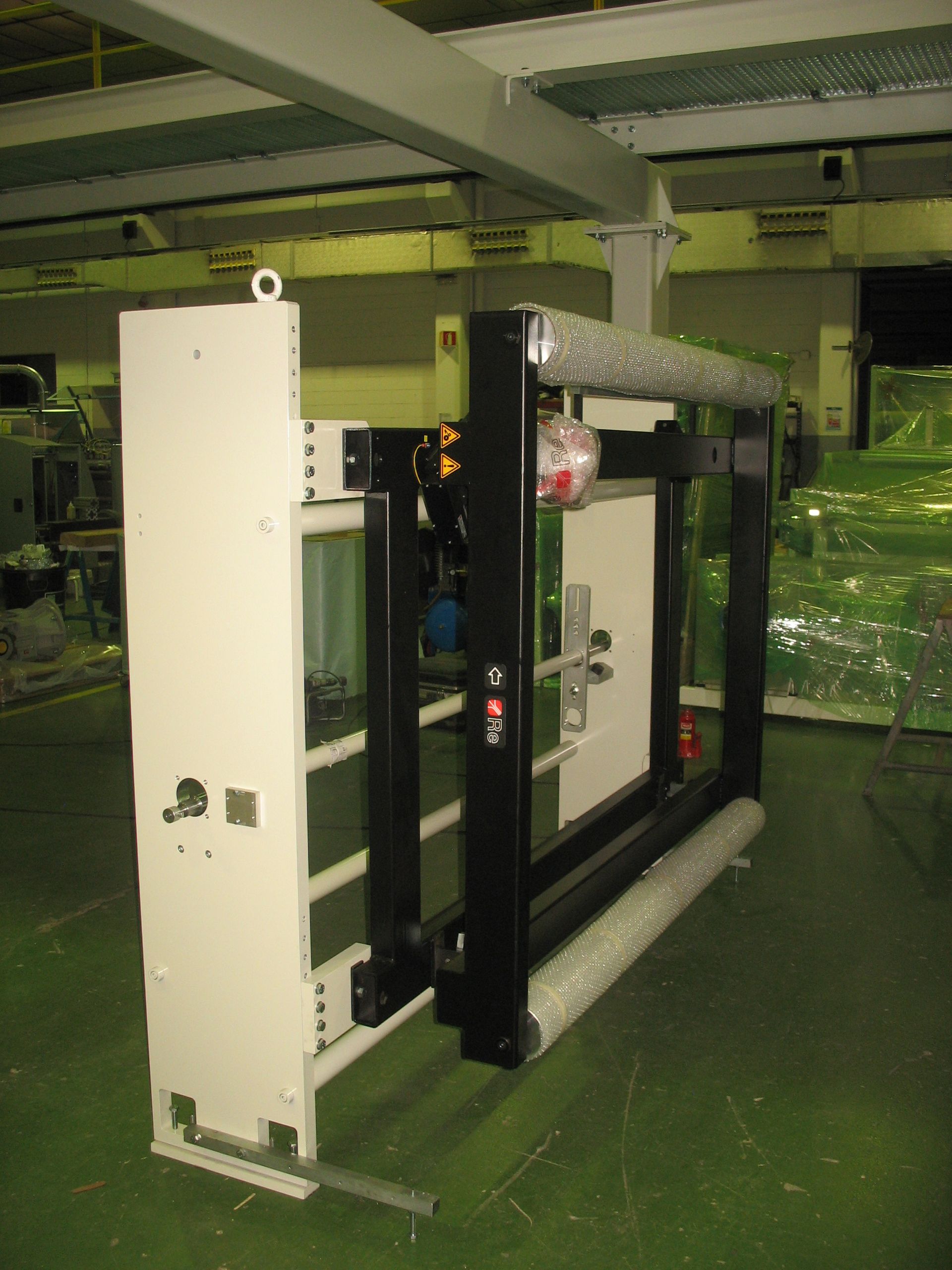 Una máquina en blanco y negro se encuentra en un almacén.