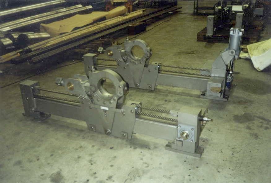 Dos piezas de metal están colocadas sobre un suelo de hormigón.