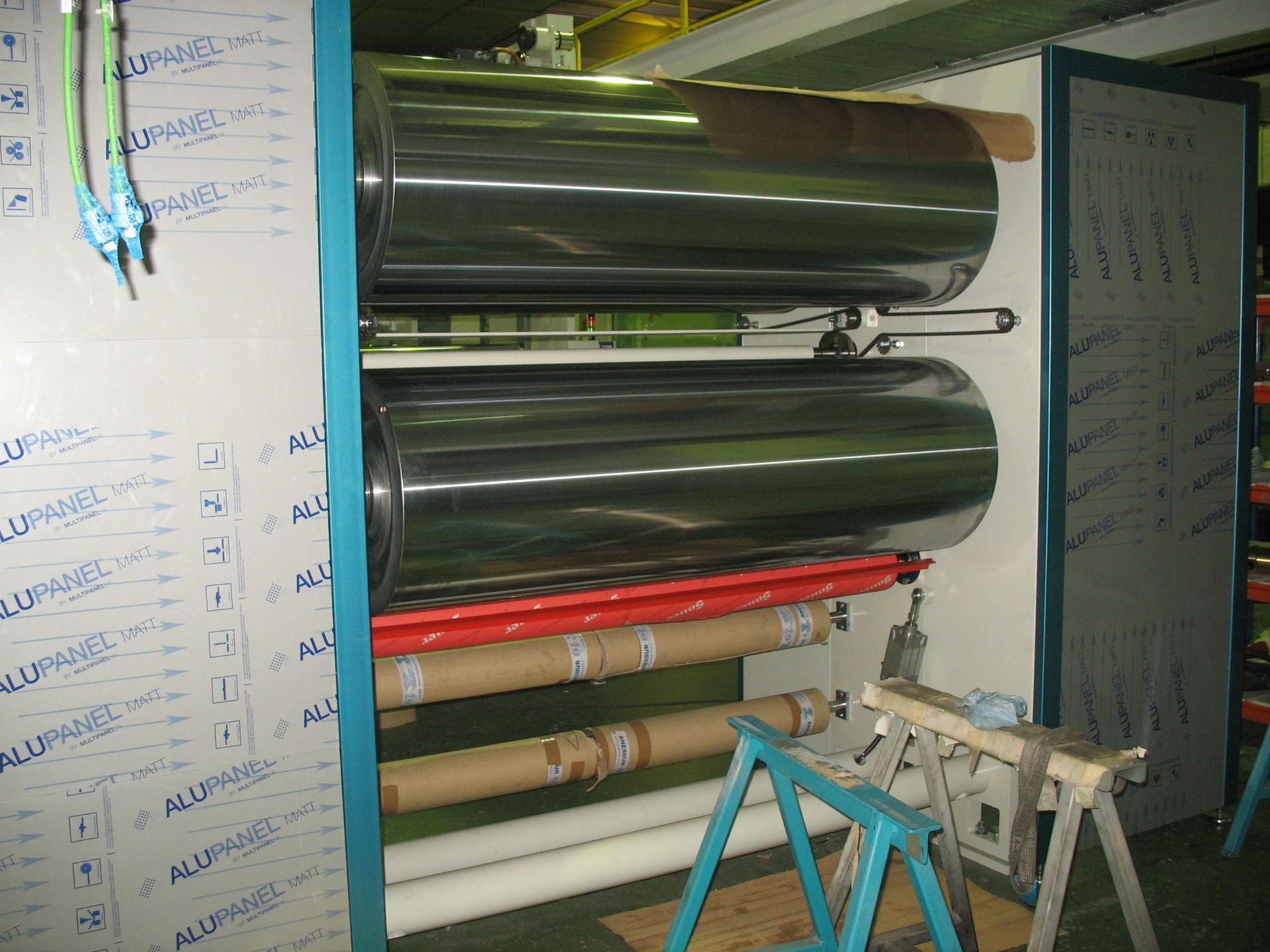 Los rollos de metal se apilan uno encima del otro en una habitación.