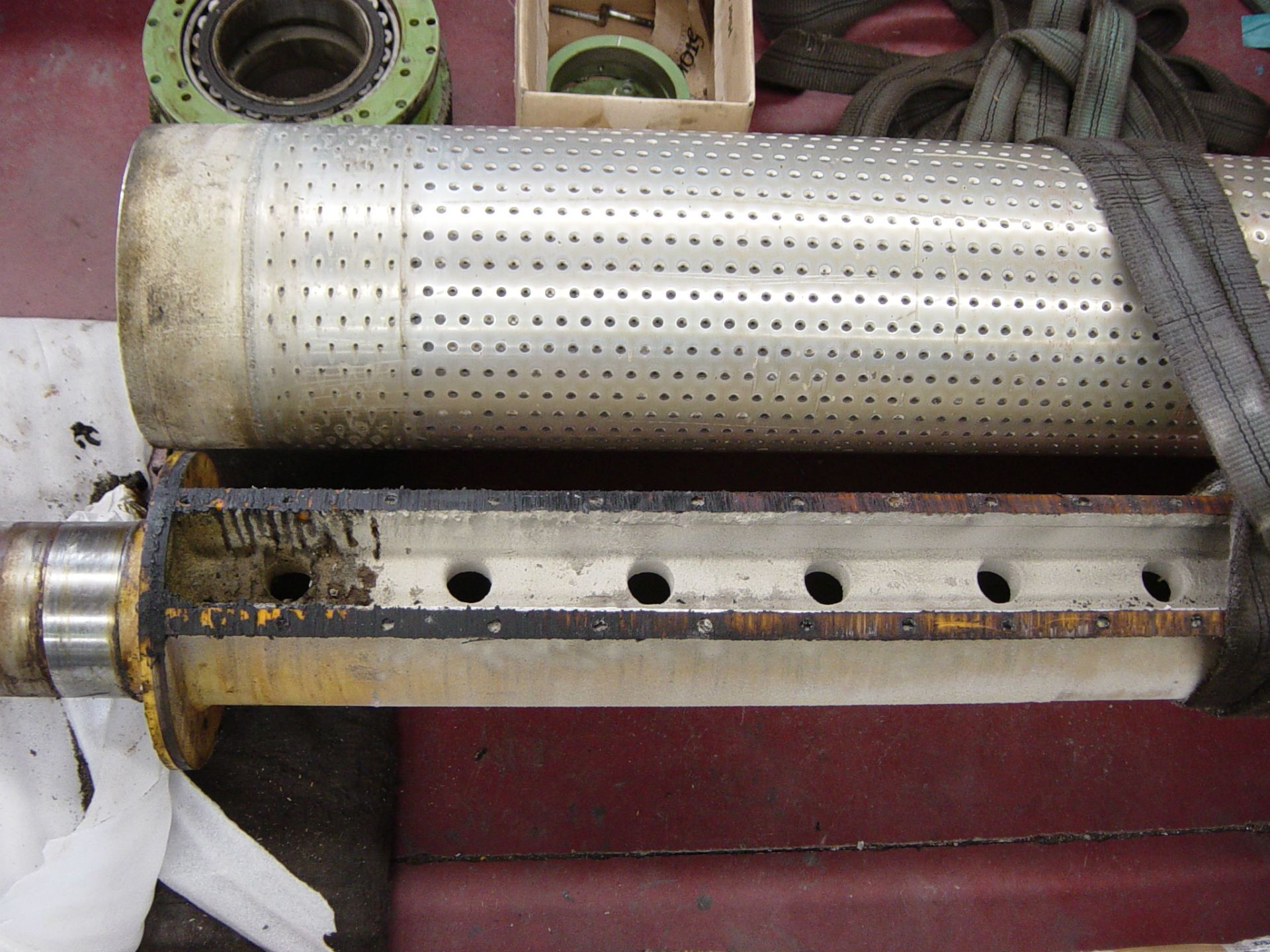 Un tubo de metal con agujeros está sobre una mesa.