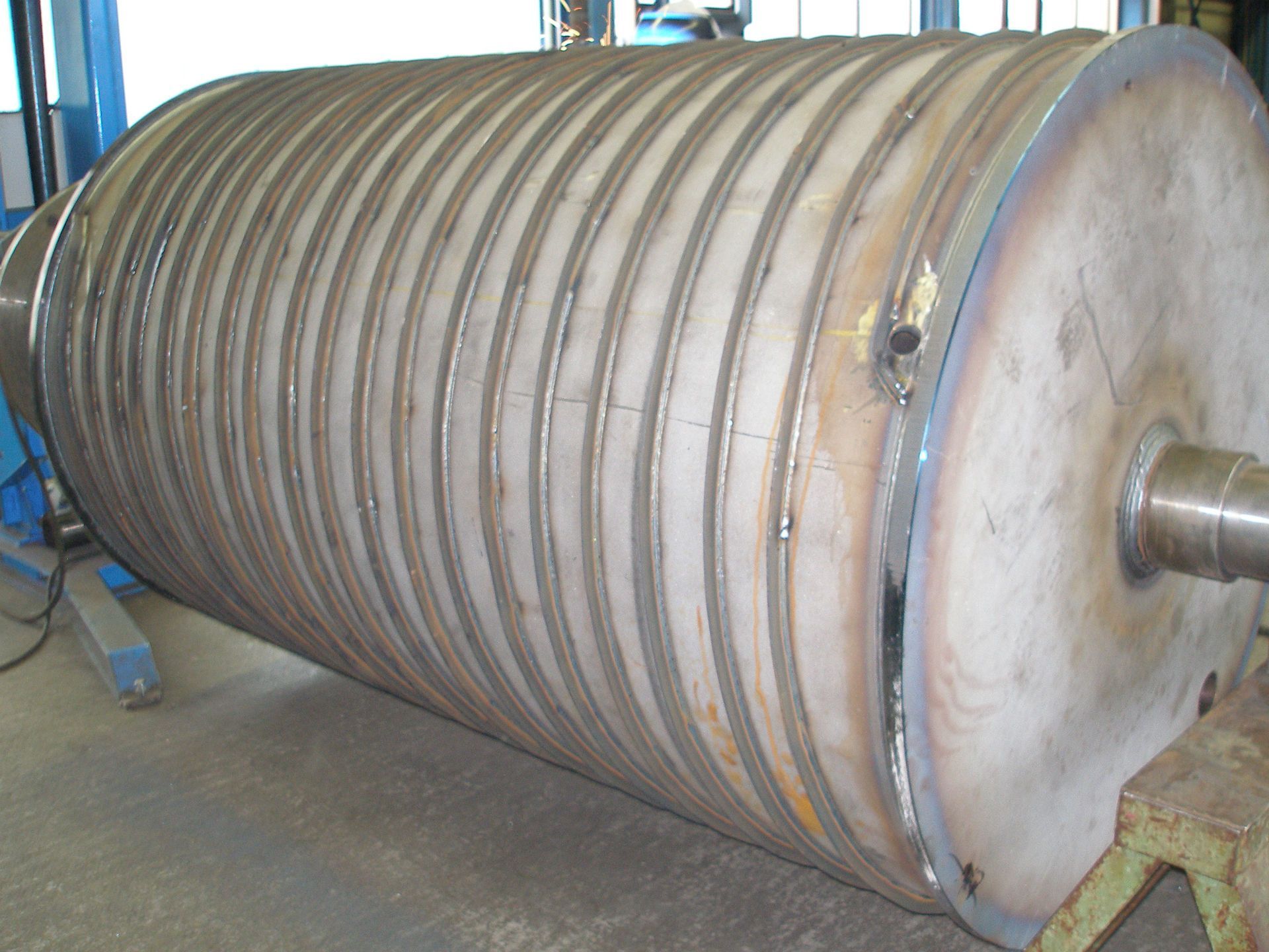 Un gran cilindro de metal se encuentra en el suelo.