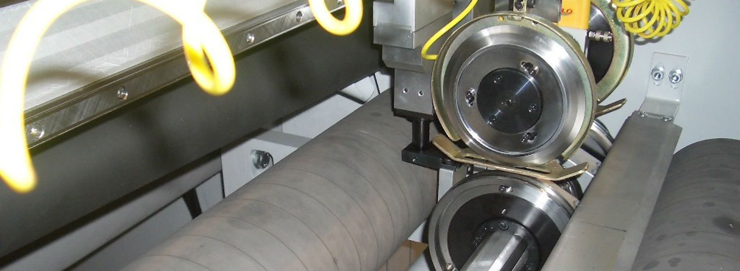 Un primer plano de una máquina con una manguera que sale de ella.