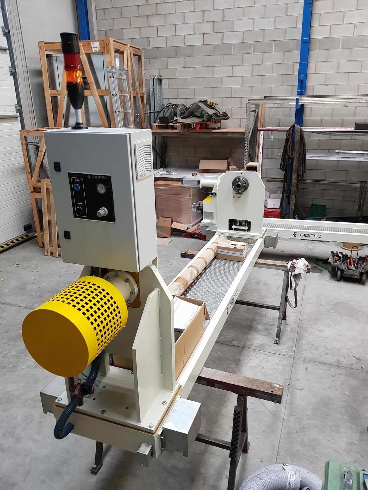 Una máquina está sentada sobre una mesa en un almacén.