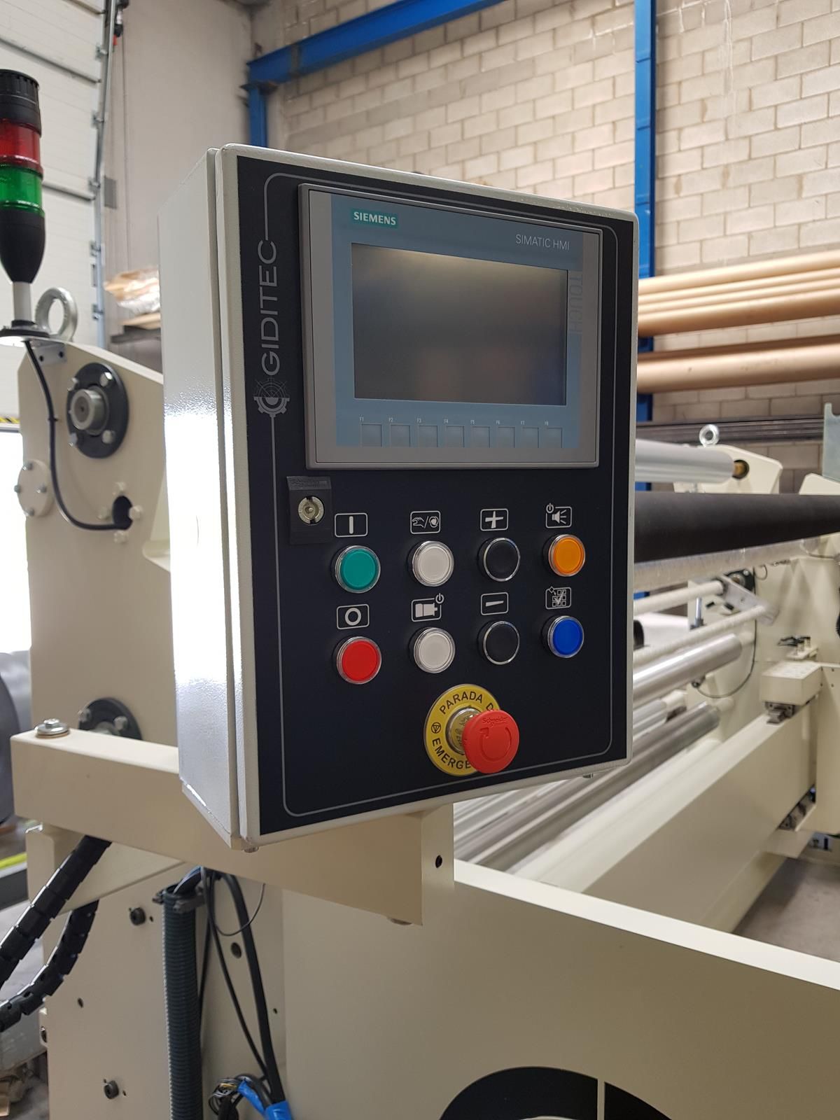 Un primer plano de un panel de control en una máquina en una fábrica.