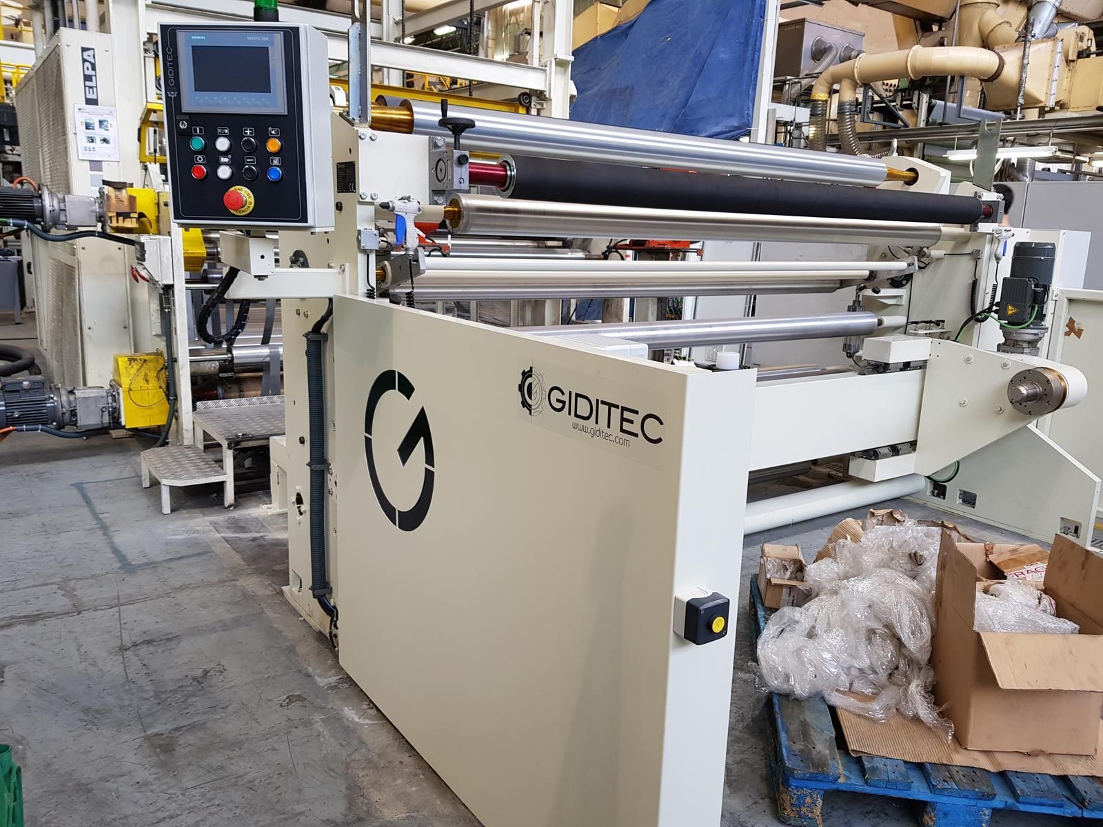 Una máquina con la palabra g está en una fábrica.