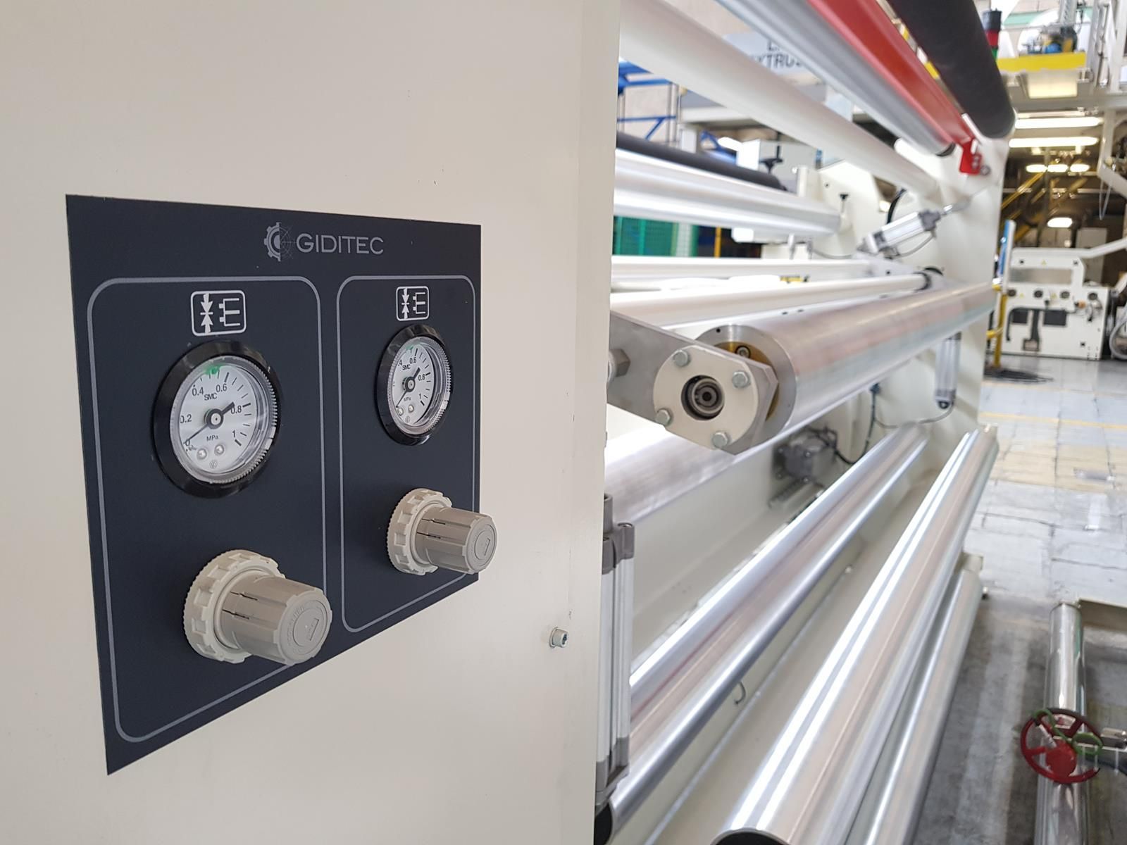 Una máquina con dos medidores en el costado.