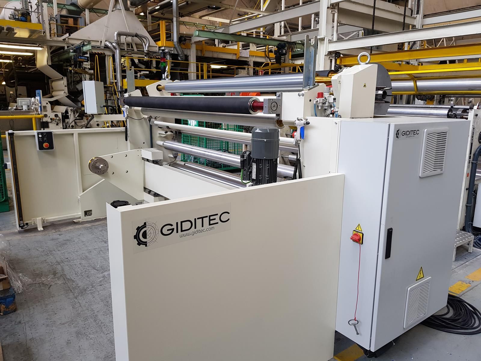 Una máquina está en una fábrica con la palabra Giotec escrita en ella.