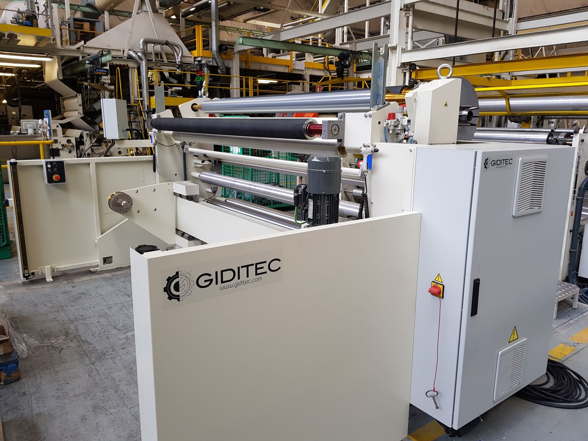 Una máquina está sentada en una habitación en una fábrica.