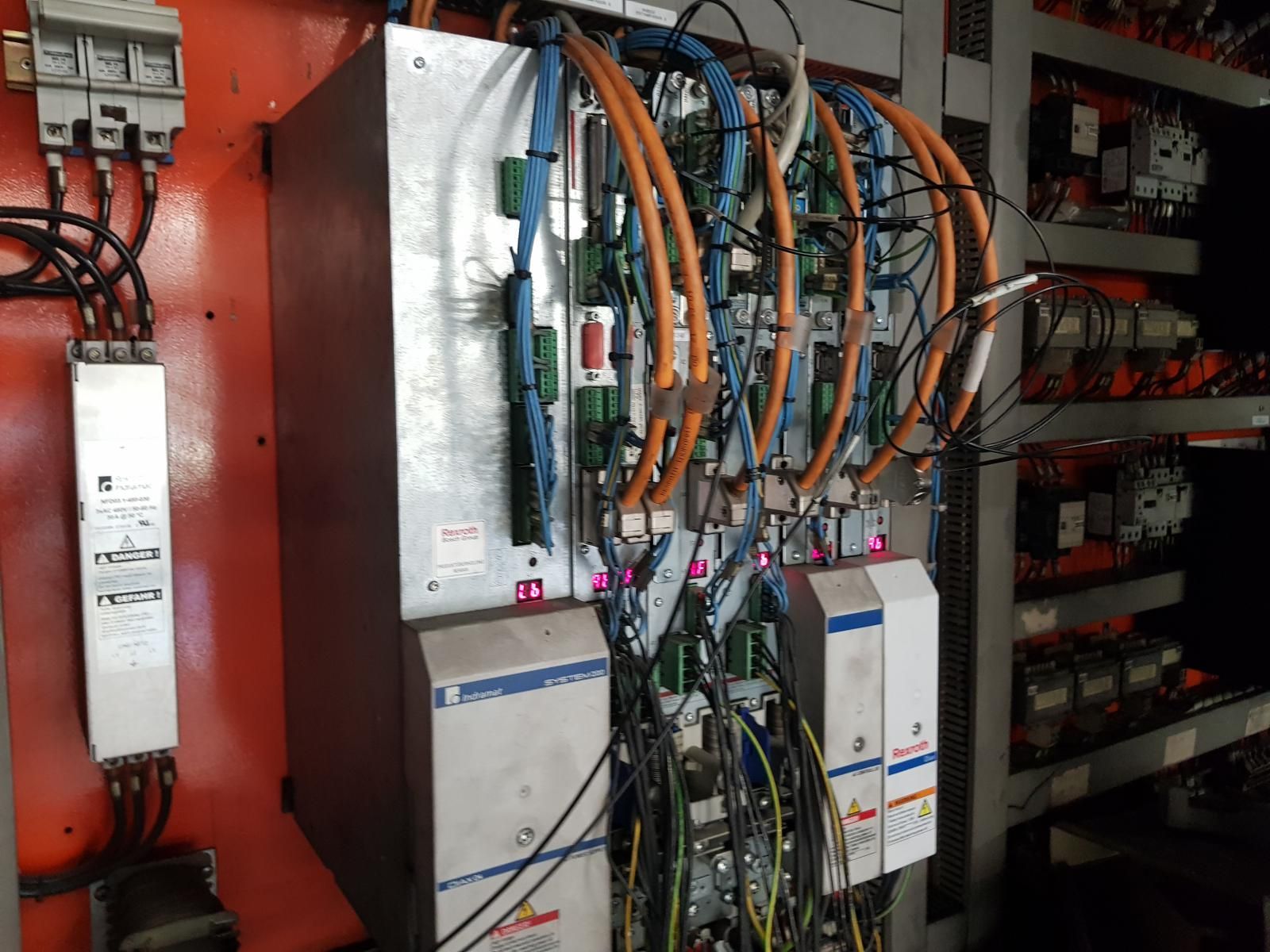 Una caja eléctrica grande con muchos cables saliendo de ella.