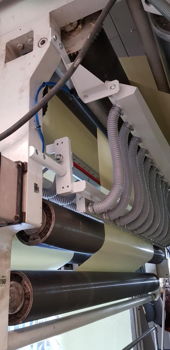 Un primer plano de una máquina con muchos cables saliendo de ella.