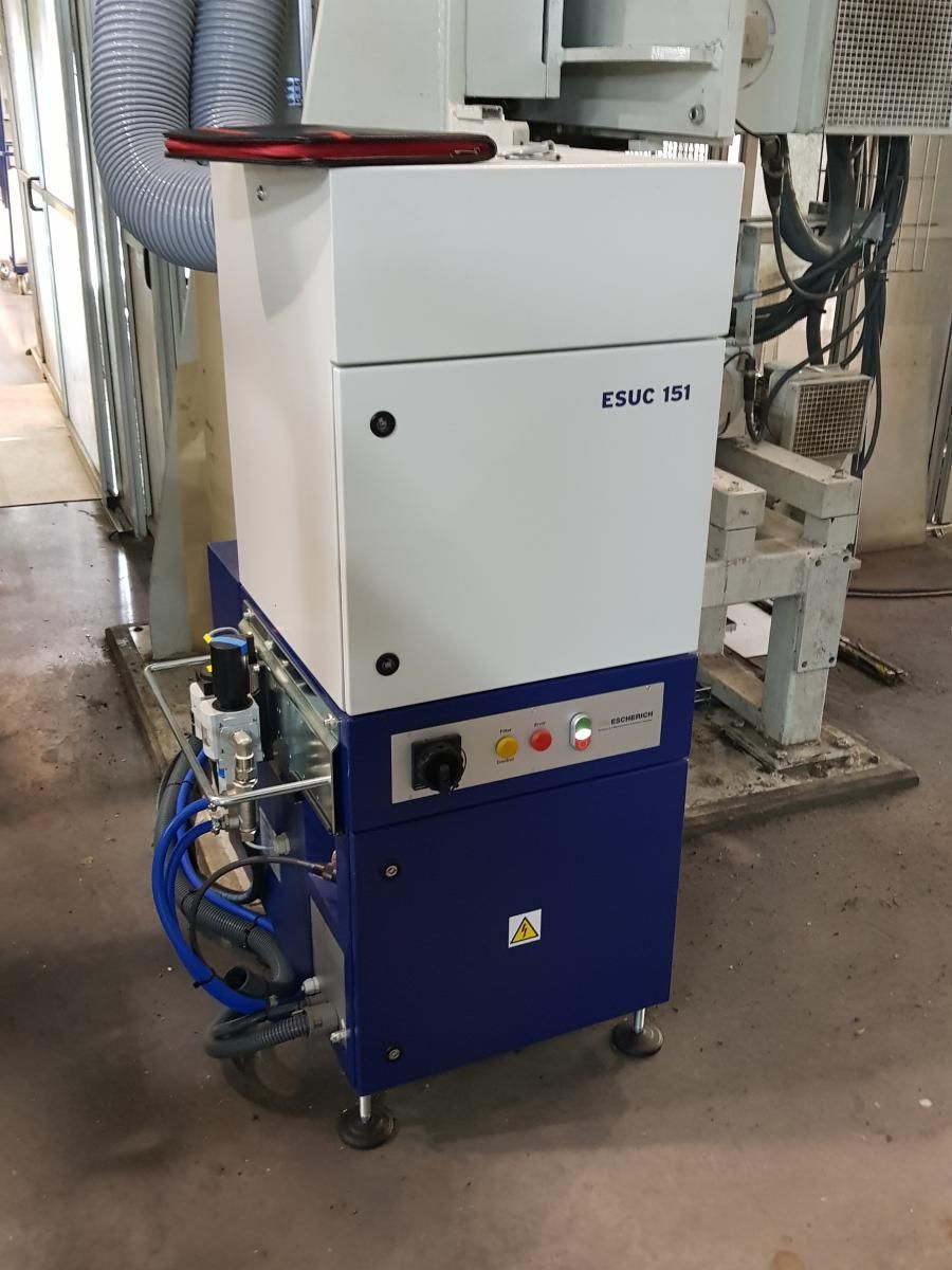 Una máquina azul y blanca está sentada en una habitación al lado de una máquina.