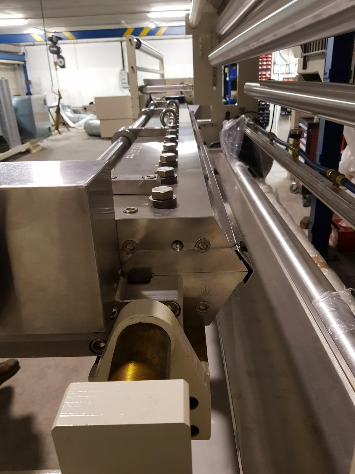 Una máquina de acero inoxidable se encuentra en un almacén.