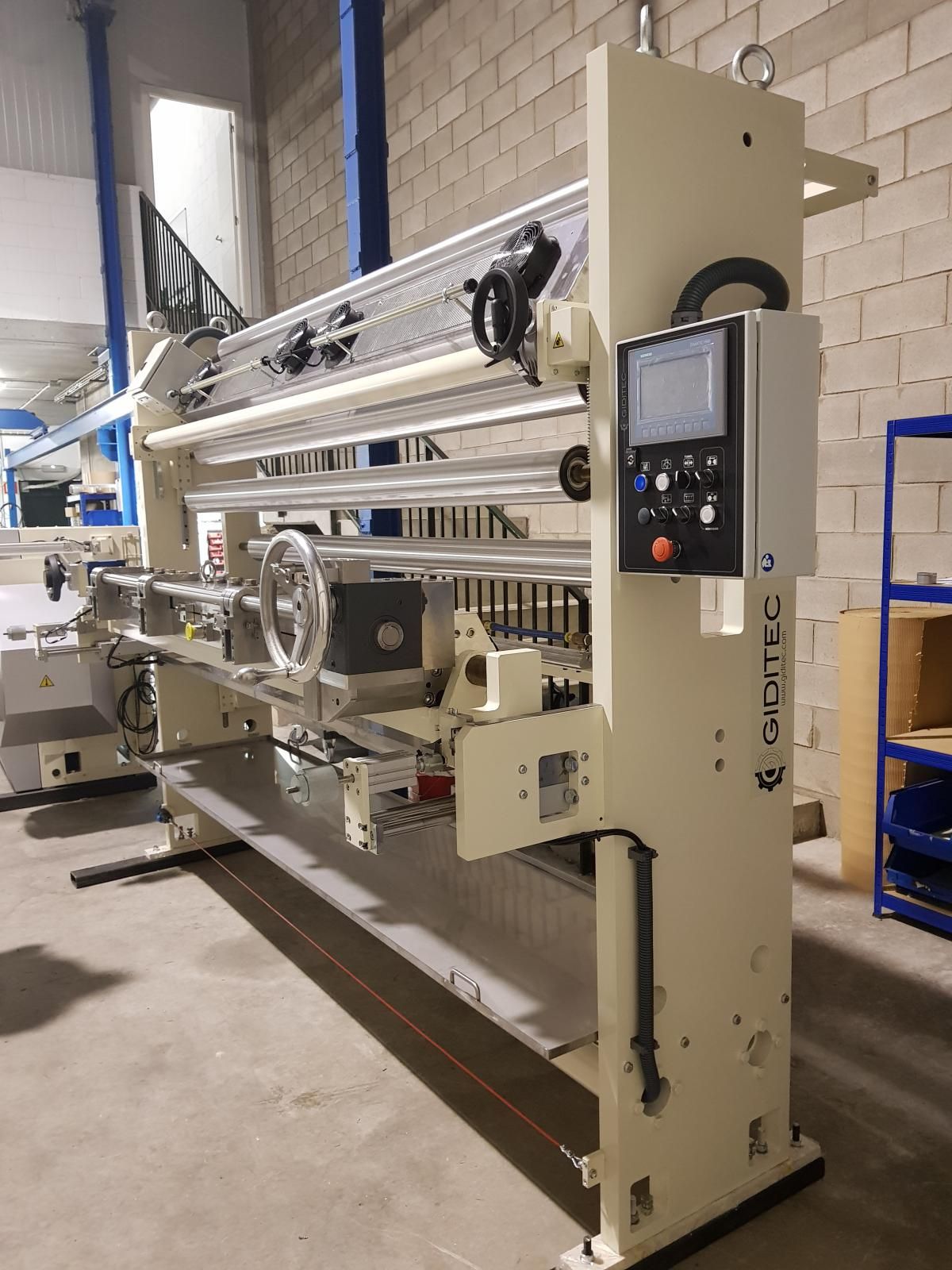 Una máquina grande se encuentra en un almacén.