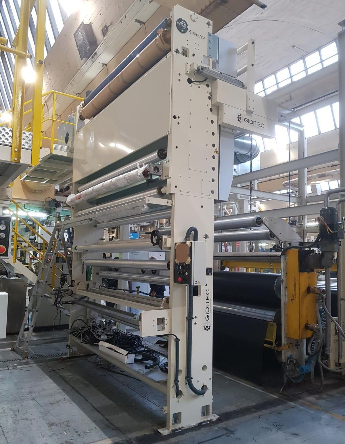 Una máquina grande se encuentra en una fábrica.