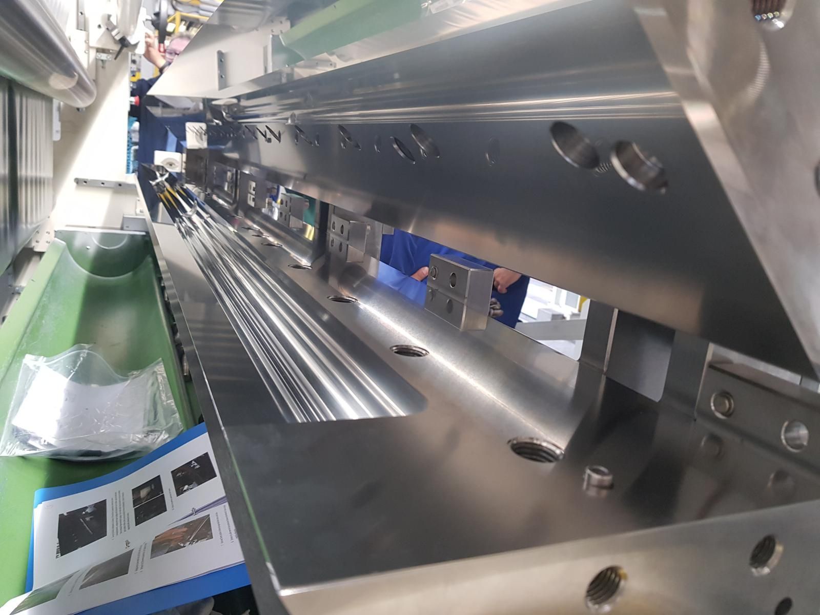 Un trozo de metal muy largo se encuentra encima de una mesa.