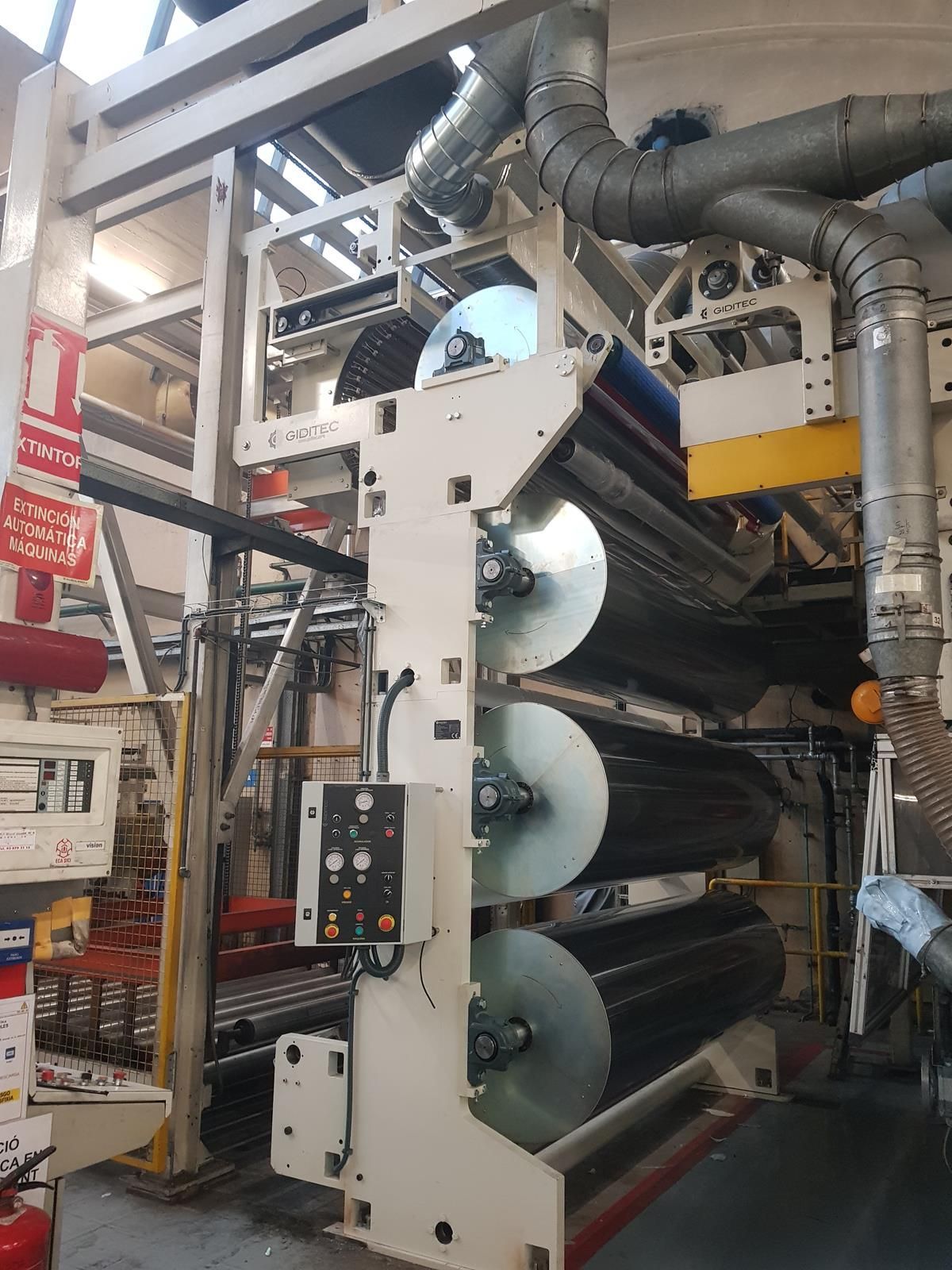 Una máquina grande se encuentra en una fábrica.