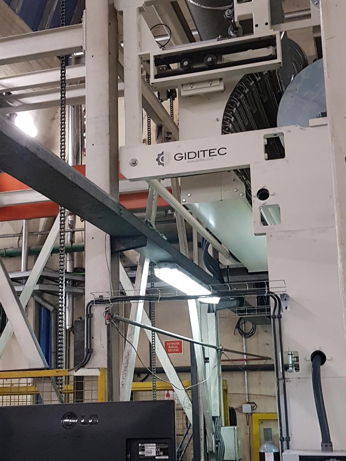 Una máquina en una fábrica con la palabra giotec escrita en ella.