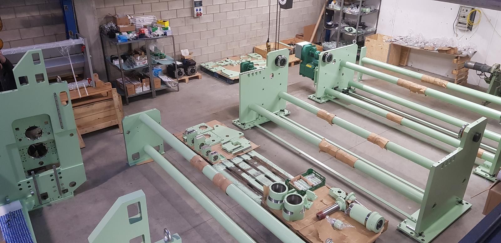 Un montón de tubos verdes están colocados uno encima del otro en una habitación.