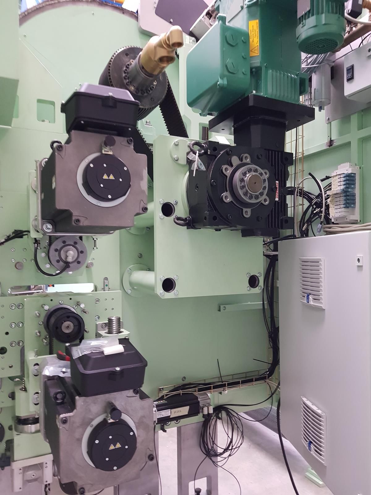 Una máquina está en una habitación con muchos cables saliendo de ella.