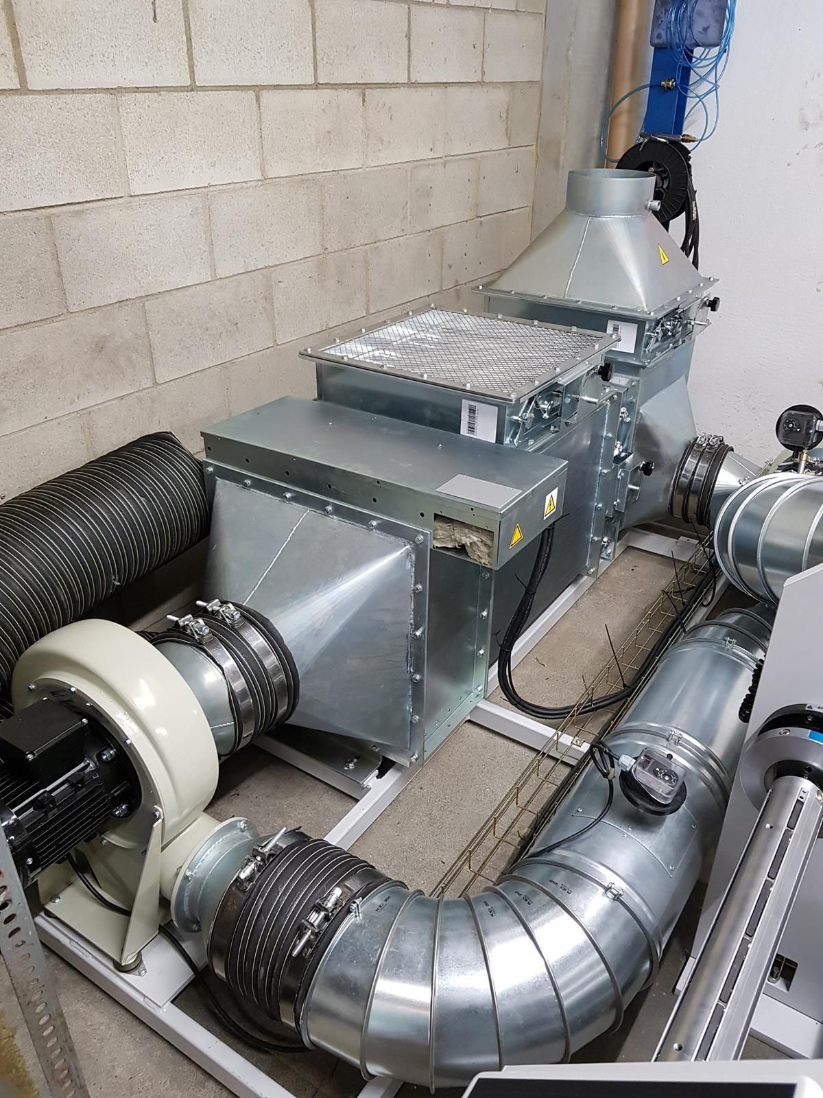 Un montón de tubos de metal están colocados encima de una mesa en una habitación.