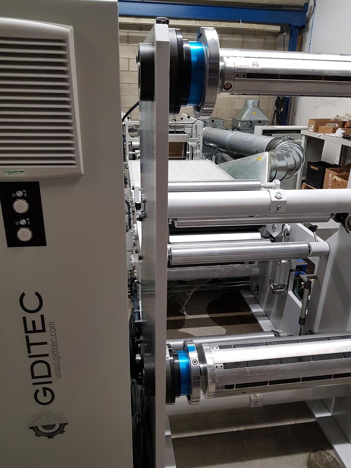 Una máquina está sentada en una habitación en una fábrica.